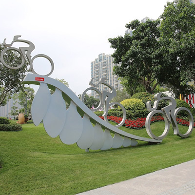 不銹鋼與鐵藝的交響 抽象自行車雕塑在戶外公園景觀中的藝術演繹